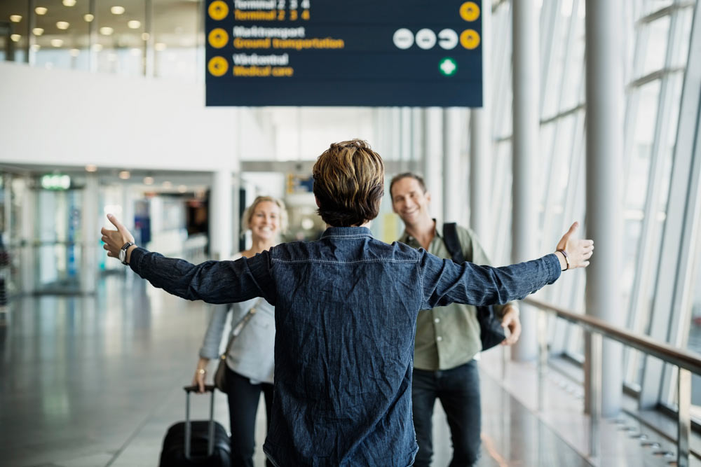 En person välkommnas fram på flygplatsen